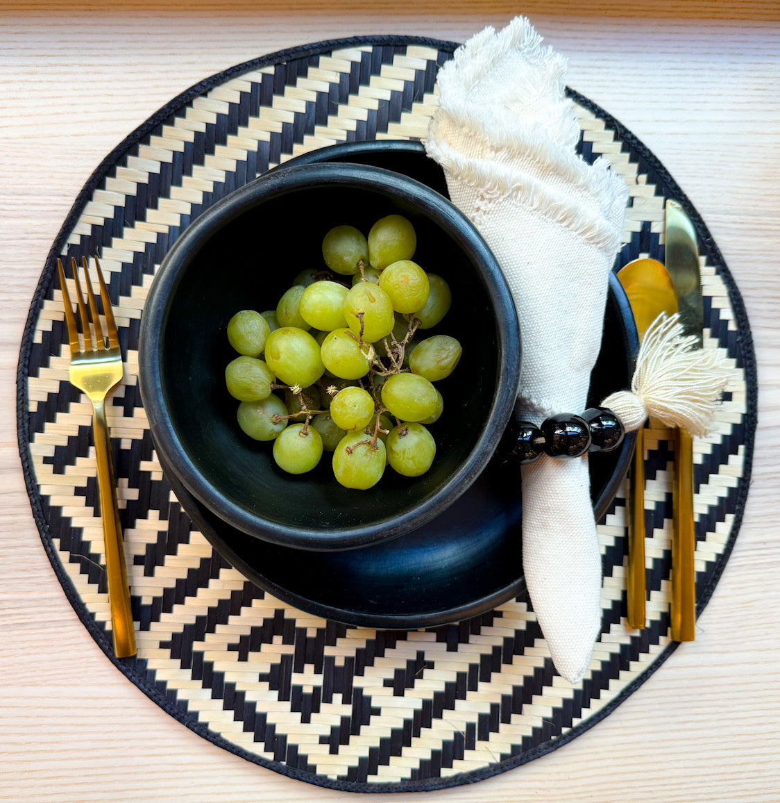 Paja Tetera Round Woven Placemats - Black Frog